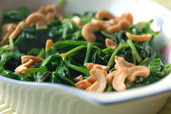 Lemony spinach with cashew pieces