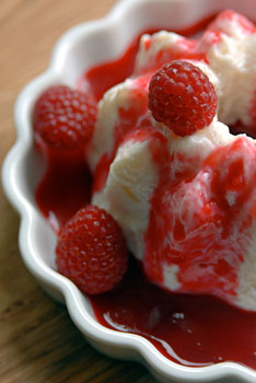 Coconut rice pudding with raspberry sauce