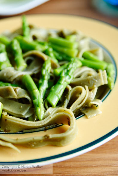 Spinach pasta with asparagus and pesto sauce