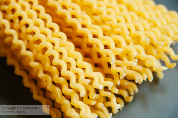 Fusilli bucati lunghi (curly spaghetti)