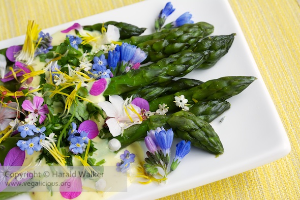 Green asparagus with a saffron sauce and edible flowers