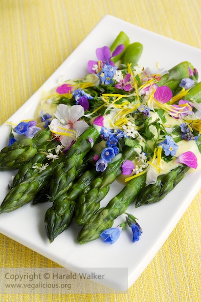 Green asparagus with a saffron sauce and edible flowers